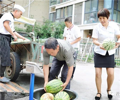 買下一整車西瓜，讓瓜農(nóng)早點回家